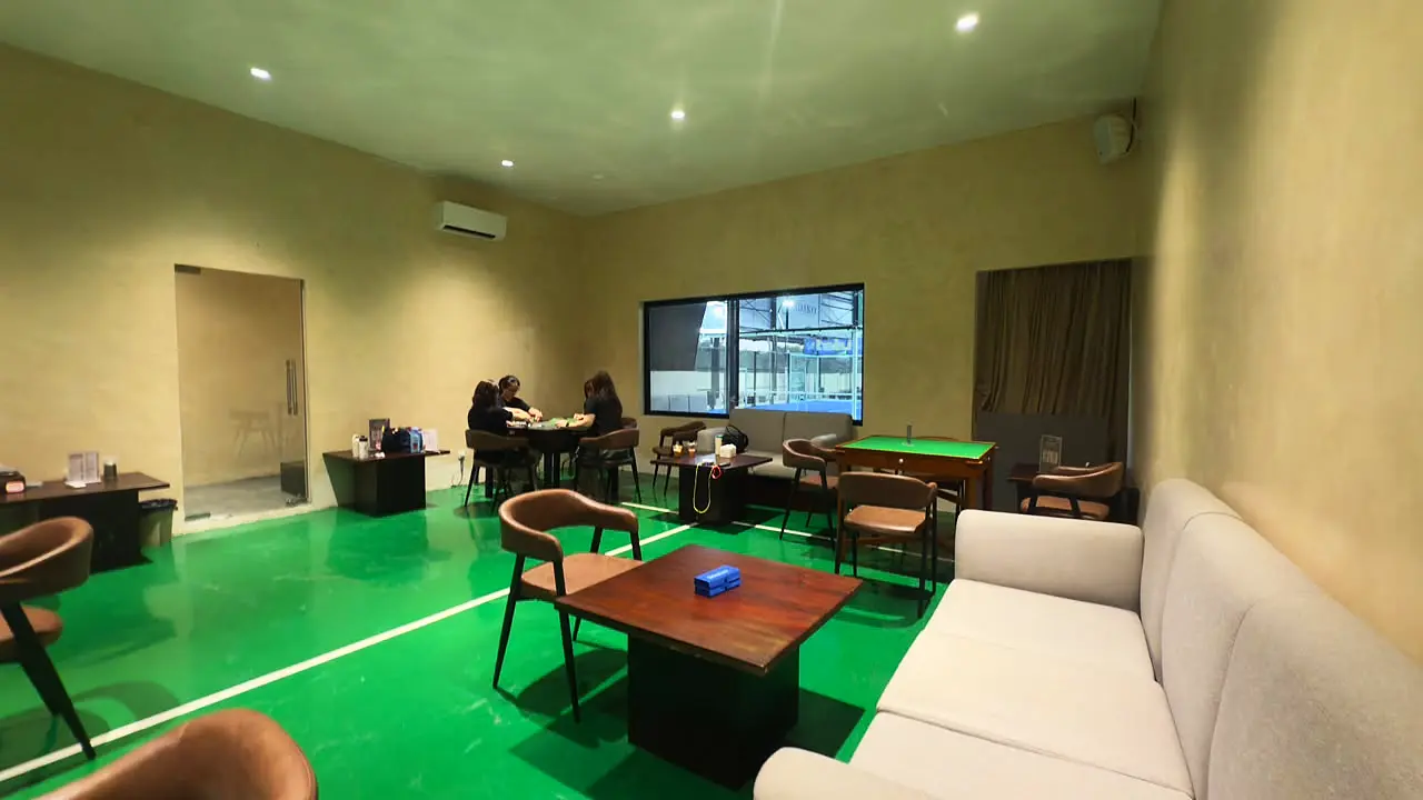 Ruang mahjong: Sofa untuk menunggu giliran