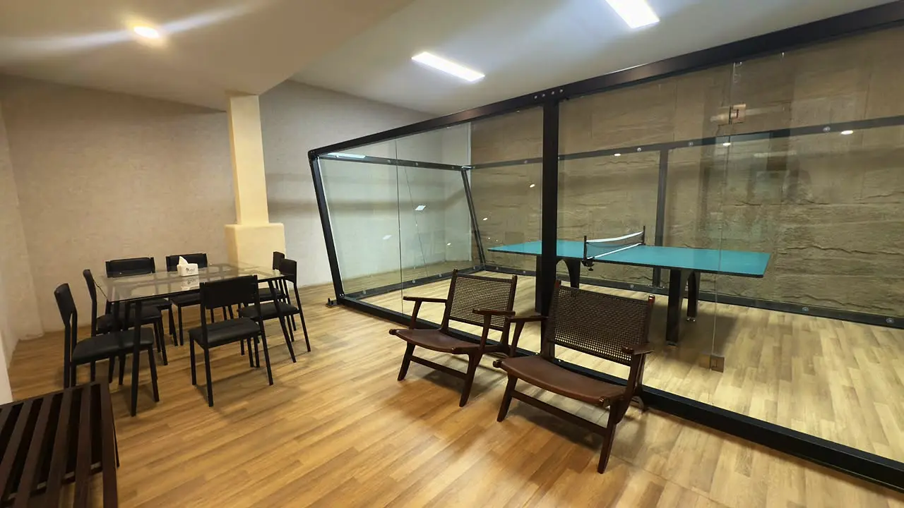 Pingpong: Meja pingpong di ruang kaca