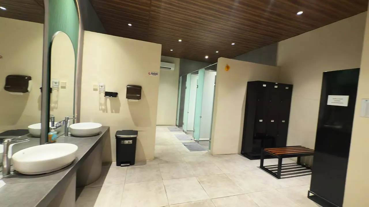 Toilet & shower: Shower air hangat dan wastafel